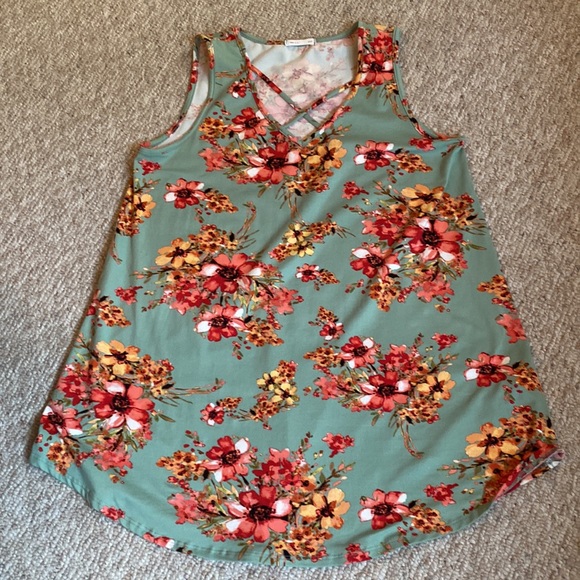 SALE!! Floral green v-neck crisscross tunic - Picture 4 of 5